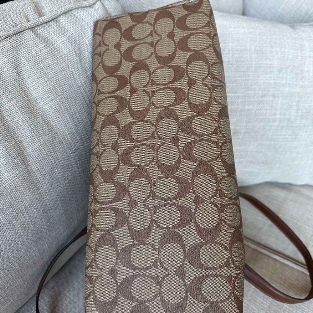 Coach gallery tote in signature canvas - Picture 5 of 13